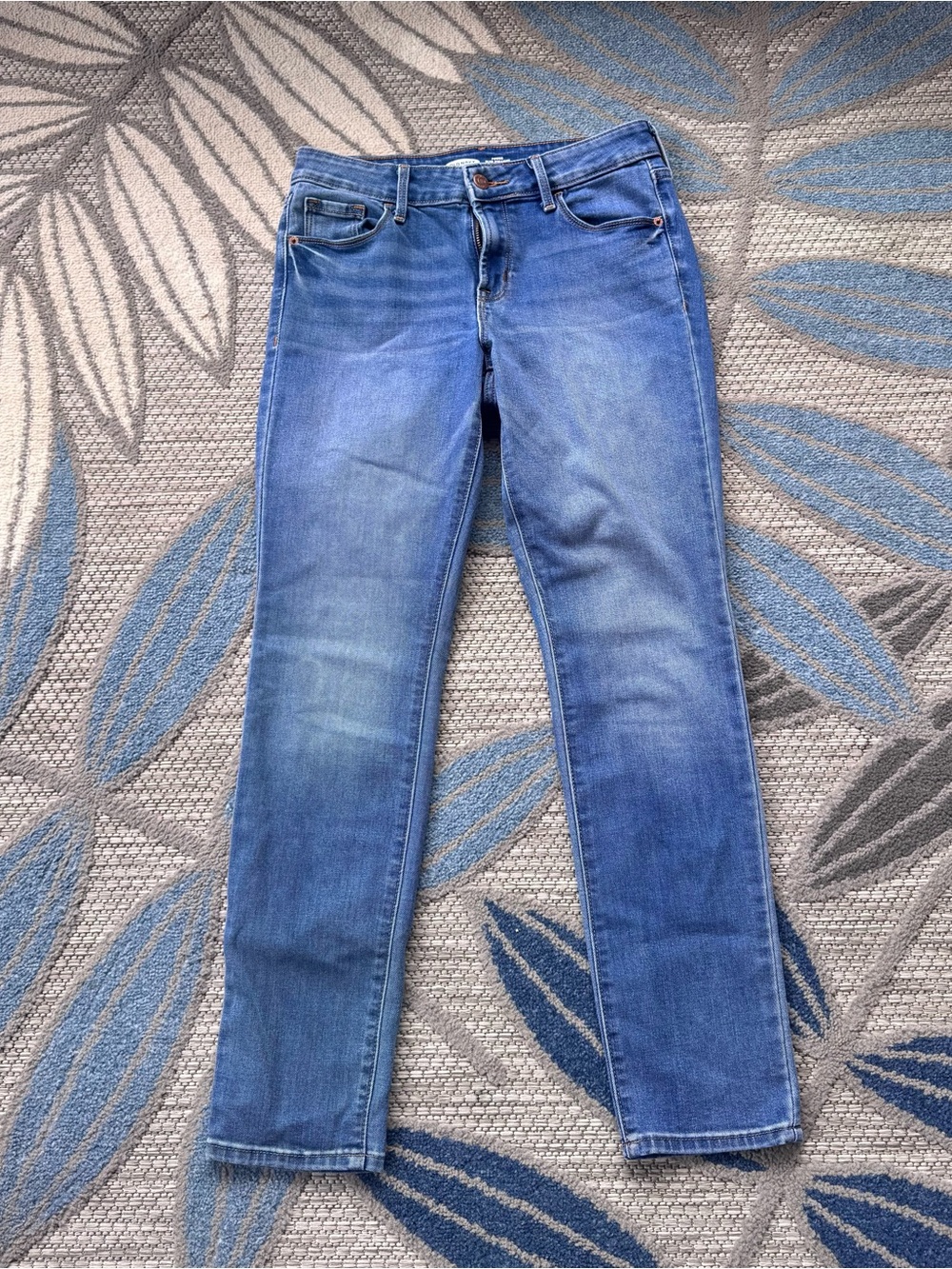 Old Navy Women’s Power Slim Straight 
Mid-Rise Denim Jeans Medium Wash Size 4
